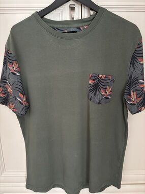 Simons Olive Green Short-Sleeve Tee with Tropical Accent Pocket & Sleeves
